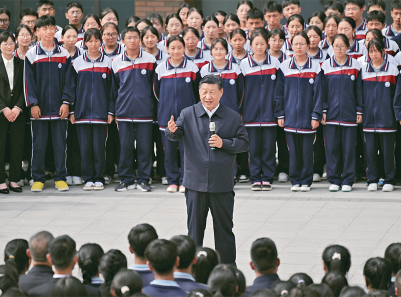 2024年6月18日至19日，中共中央总书记、国家主席、中央军委主席习近平在青?？疾?。这是18日下午，习近平在果洛西宁民族中学考察时，同师生们亲切交流。 新华社记者 岳月伟/摄